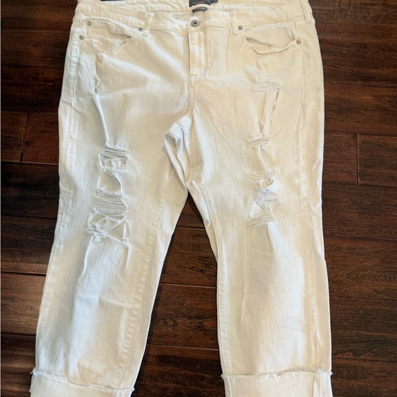 Torrid White Distressed Boyfriend Jeans size 24 - Picture 2 of 6